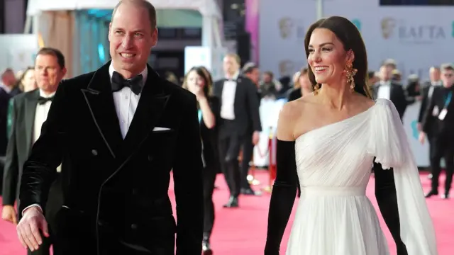 الأمير ويليام (يسار) وزوجته