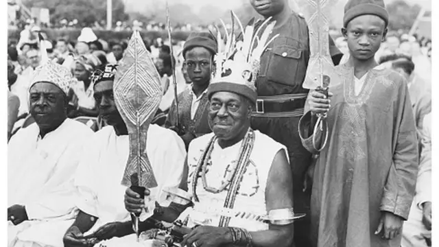 James Okosi II, Obi nke Onitsha n'afọ 1956, mgbe ọ gara ịnabata Ezenwanyị mba UK bụ Elizabeth nke abụọ.