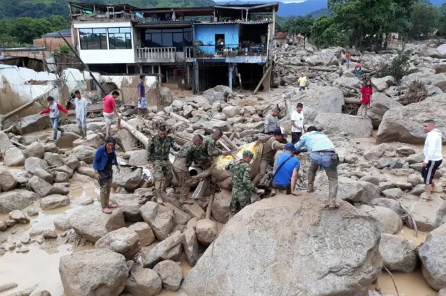 Soldados ayudando a las víctimas del deslave.