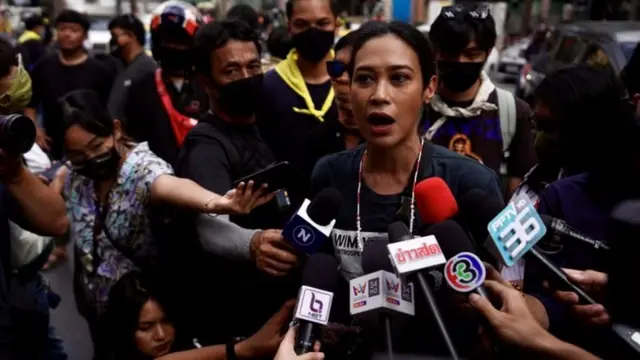 ทราย เจริญปุระ ให้สัมภาษณ์นักข่าว