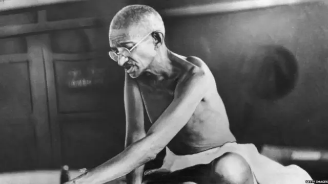 ਭੁੱਖ ਹੜਤਾਲ 'ਤੇ ਬੈਠੇ ਗਾਂਧੀ