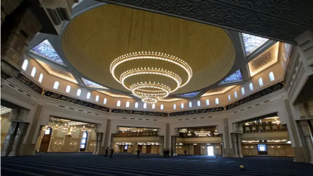 Abakozi bari ku mirimo hanze y'umusigiti mushasha wa Al-Fattah Al-Aleem ku mugwa mukuru mushasha wa politike ku birometero 45 mu buseruko bwa Cairo