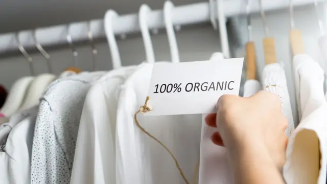 Camisas con la etiqueta de algodón orgánico