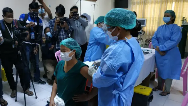 မြန်မာမှာ ကိုဗစ်ကာကွယ်ဆေး စထိုးပြီဖြစ်ပါတယ်။ ရခိုင်ပြည်နယ်မှာ စစ်တွေတစ်မြို့နယ်တည်းမှာ ကျန်းမာရေးဝန်ထမ်း ၉၀၀ ခန့် ကို စတင်ထိုးနှံပေးခဲ့ပါတယ်။