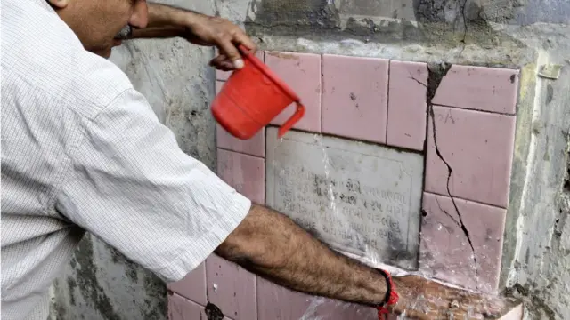 સફાઈ કરી રહેલા સ્થાનિક