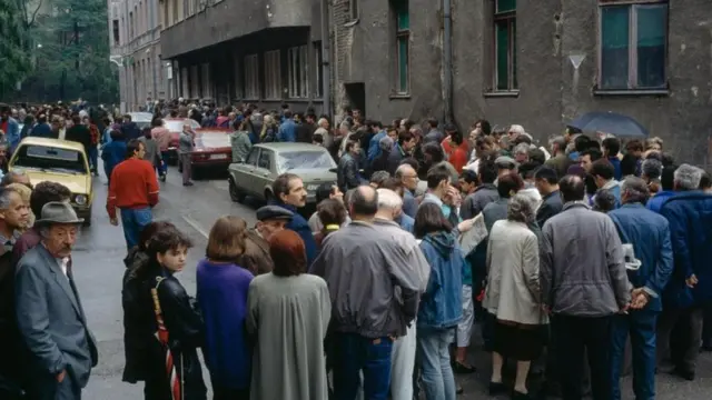 Fila para receber alimentosajuda humanitária durante cerco a Sarajevo