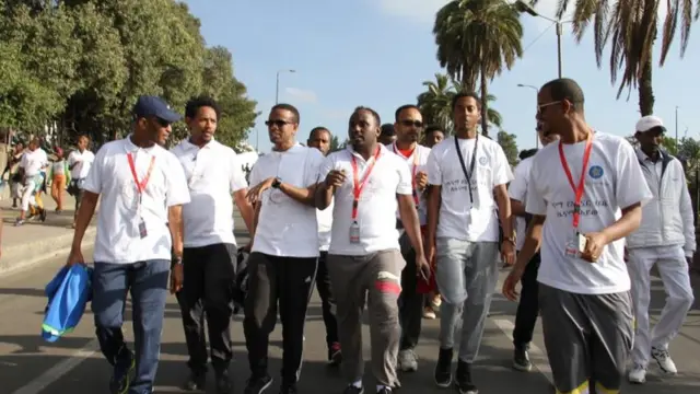 ከመኪና ነፃ በሆኑ ጎዳናዎች ላይ የእግር ጉዞ