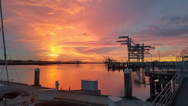 Bahía de Oakland con atardecer