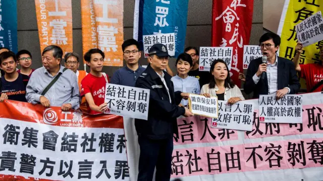 多名香港立法會議員和市民舉行遊行，抗議香港政府的計劃。