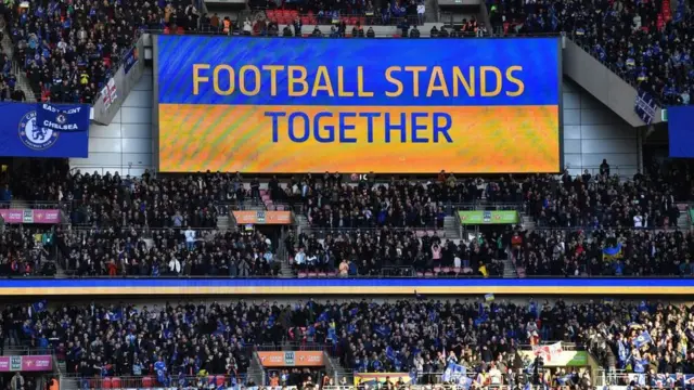 دنیای فوتبال و طرفداران آن در برابر جنگ واکنش نشان دادند، فیفا و یوفا تا اطلاع بعدی تیمهای فوتبال روسیه و تمام تیمهای ملی این کشور را از شرکت در رقابتها محروم کردهاند.