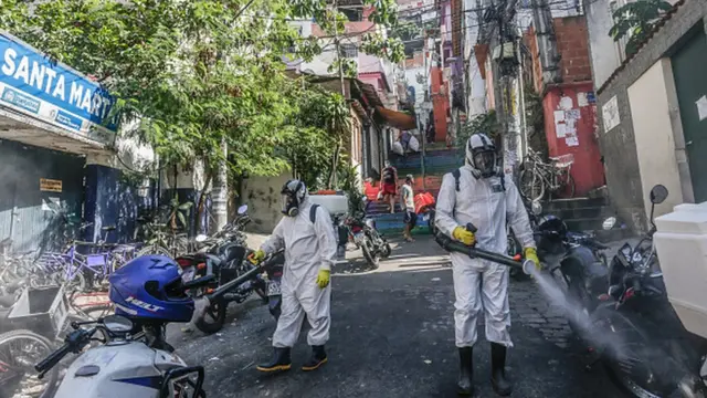 Дезинфекция в фавелах Рио-де-Жанейро