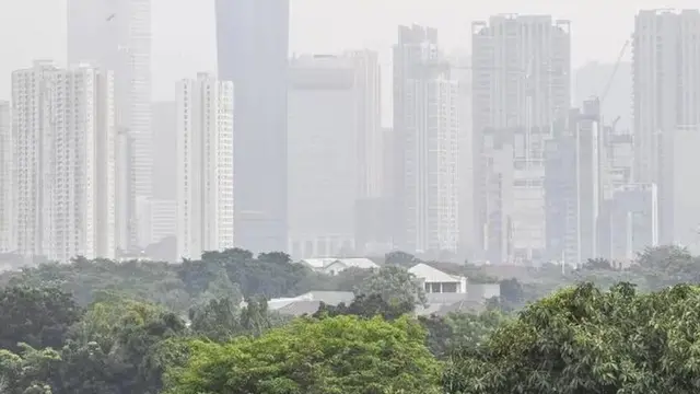 Suasana gedung-gedung bertingkat yang tertutup oleh kabut polusi di Jakarta, Kamis (27/7/2023).