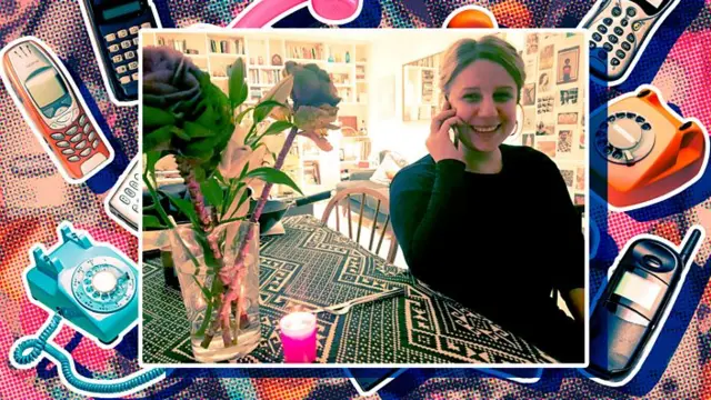 Natalie hablando por un celular