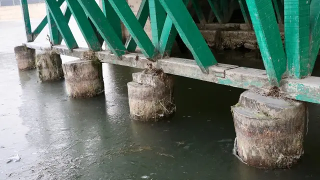 கடும் பனியில் உறைந்த காஷ்மீர் ஏரி