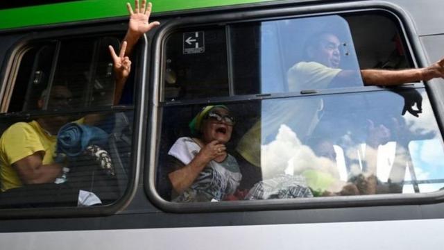 Manifestantescomo apostar no bet nacionalônibus para Brasília