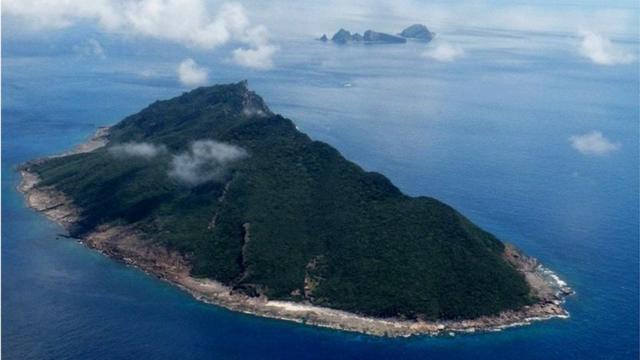 日本外海岛屿中，与周边国家有主权争议，最突出的南有尖阁列岛（中国称钓鱼岛），北有北方四岛（俄罗斯称千岛群岛）。