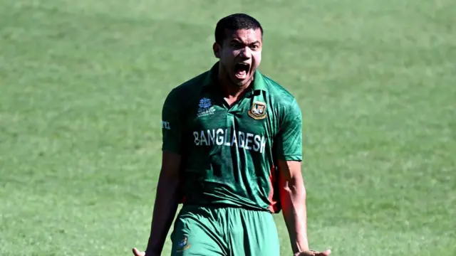 ম্যাচ সেরার পুরস্কার পেয়েছেন তাসকিন আহমেদ।