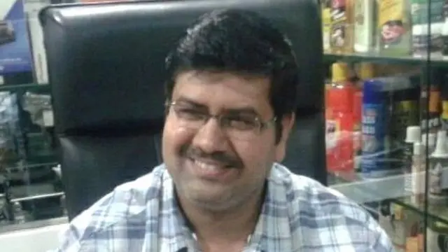 ஸ்கார்பியோ காரின் உரிமையாளர் மன்சுக் ஹிரான் என்பவர் மர்மமாக இறந்து கிடந்தார்