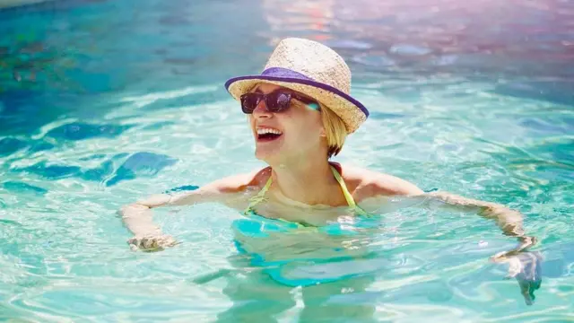 Una mujer en una piscina