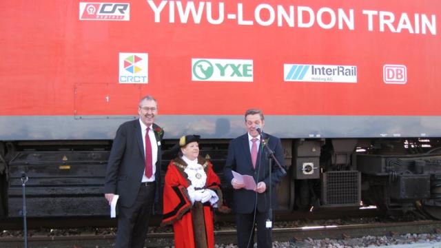 英国及欧洲、哈萨克斯坦等地货运铁路公司的代表，伦敦Barking地区市市长和市领导在车站迎接火车的抵达发表讲话