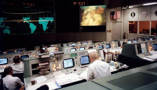 La Sala de Control de Operaciones de la Misión en el Centro de Control de la Misión en el Centro de Naves Espaciales Tripuladas (ahora Centro Espacial Johnson), Houston, el 13 de abril de 1970, poco antes del desastre.