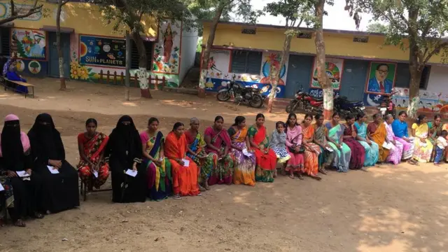 పోలింగ్ బూత్ క్యూలో ఓటర్లు