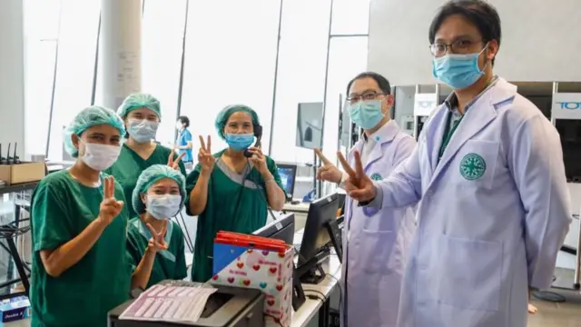 ทีมแพทย์ที่ รพ.สนามธรรมศาสตร์