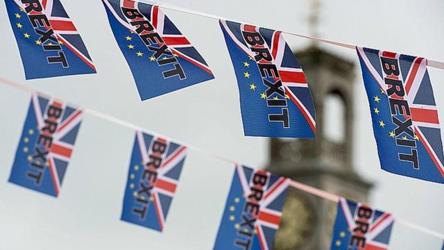 Banderas en el que se lee Brexit en Londres.