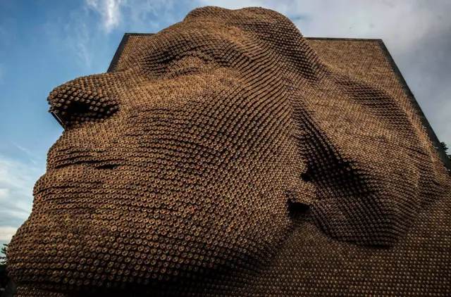 Spomenik „Heroine" u centru Prištine posvećen je Albankama koje su pretrpele seksualno nasilje tokom rata, a podignut je 2015. godine - muškarcima je trebalo više vremena da ispričaju šta su preživeli