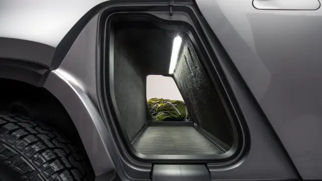 علاوه بر صندوق جلو فضای بار بزرگی هم در جلو چرخ‌های عقب قرار دارد