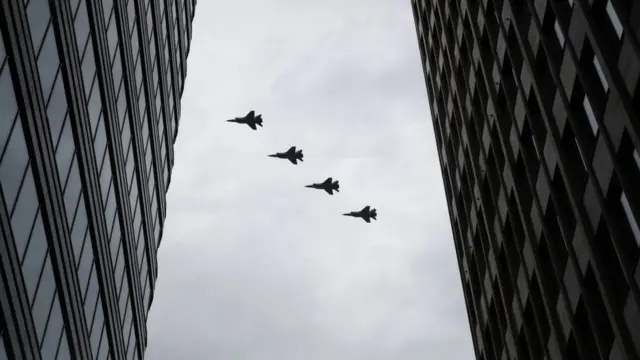 Фронтовой бомбардировщик Су-24М над Лесной улицей