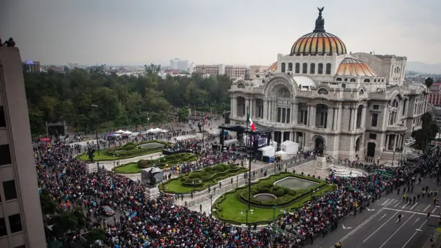 Largas filas frente al Palacio de las Bellas Artes.