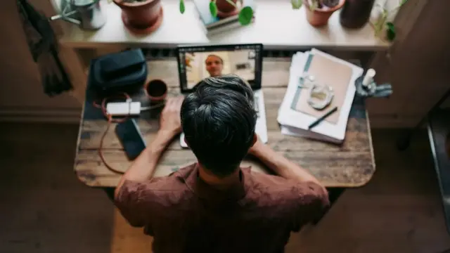 homem diante do computador