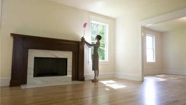 Mujer colocando un florero