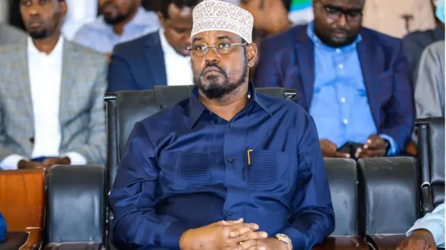 Khilaafka cusub waxaa xudun u ah Axmed Madoobe oo dowladda Federaalka Soomaaliya ku eedeeyay in maamul goboleedka Jubbaland ay faragelin ku hayso.