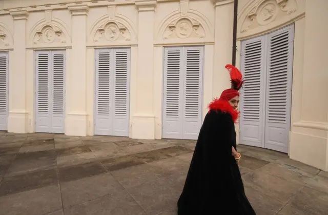 Picha hizo wakati mwingine huonyesha uhusiano ulio kati ya nyaya na mjukuu