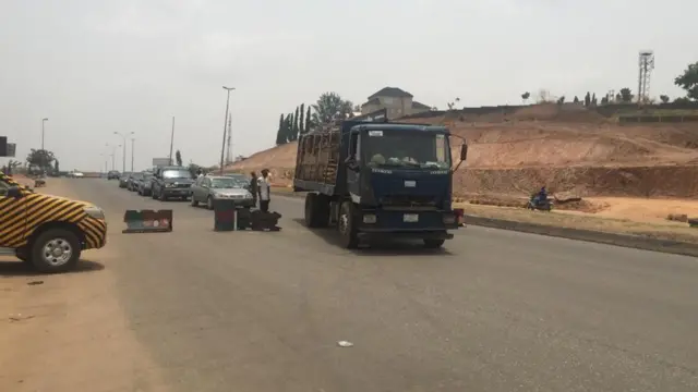 Wasu mazauna unguwar Karu kenan da ke Abuja yayin da wasu mazauna unguwar ke kokarin fita duk da dokar da aka sa.