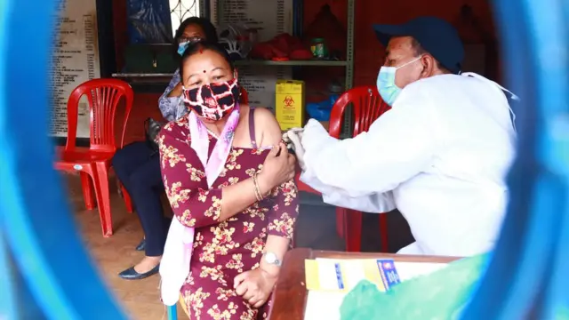 ललितपुरमा कोभिड खोप लगाउँदै एक महिला