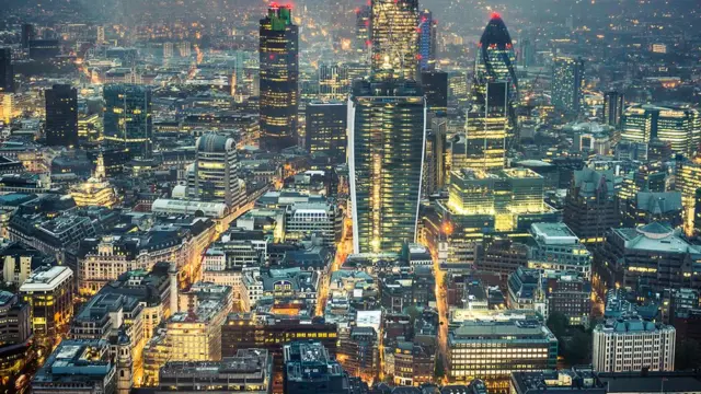 Панорамный вид Лондонского сити ночью.