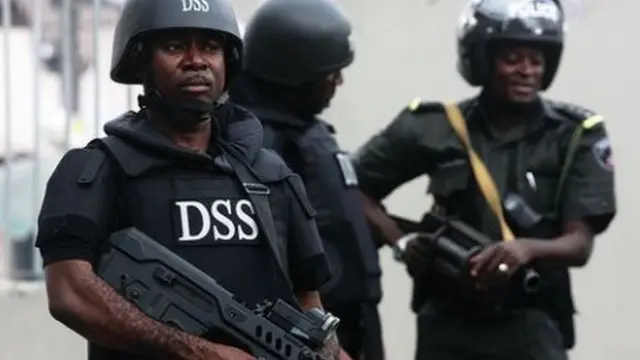 Osisẹ ọtẹlẹmuyẹ apapọ orilẹede Naijiria kan duro pẹlu awọn ọlọpa