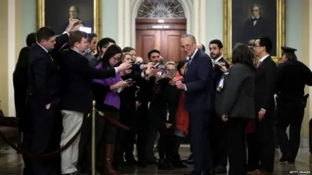 रिपब्लिकन पार्टी के नेता मिच मैककोनेल संवाददाताओं के बीच