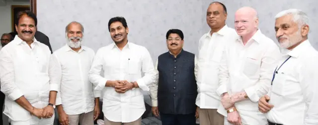 రాజ్యసభ ఎన్నికల్లో గెలుపొందిన తమ పార్టీ అభ్యర్థులతో వైఎస్ జగన్, విజయసాయి రెడ్డి