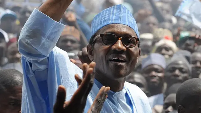 Muhammadu Buhari salue la foule d'un signe de la main, lors d'une campagne électorale, à Kaduna.