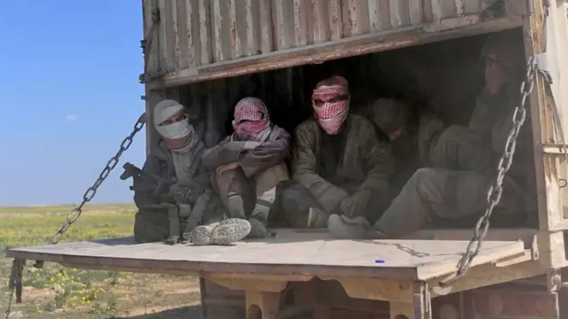 Baghuz'dan ayrılan erkekler.