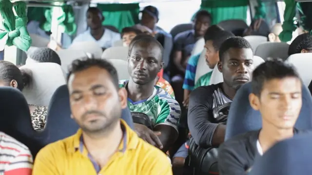 Bus lleno de migrantes