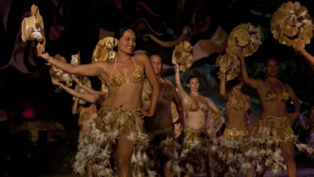 Mujeres rapanuis bailando