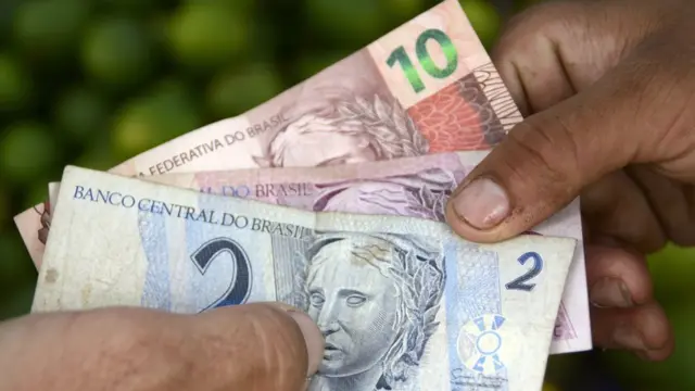 Notacassinos legalizados no brasilR$2, R$5 e R$10 seguradas por uma mão