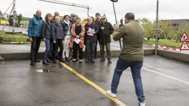 Os quinze integrantes do grupo IG Solidaritaet, que querem criar solidariedade para com os refugiados