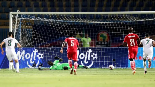 Algeria wakifunga goli la penalti dhidi ya Kenya