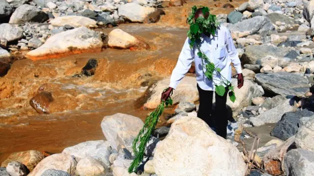 Duhovni vođa pročišćava vodu na ušću tri reke